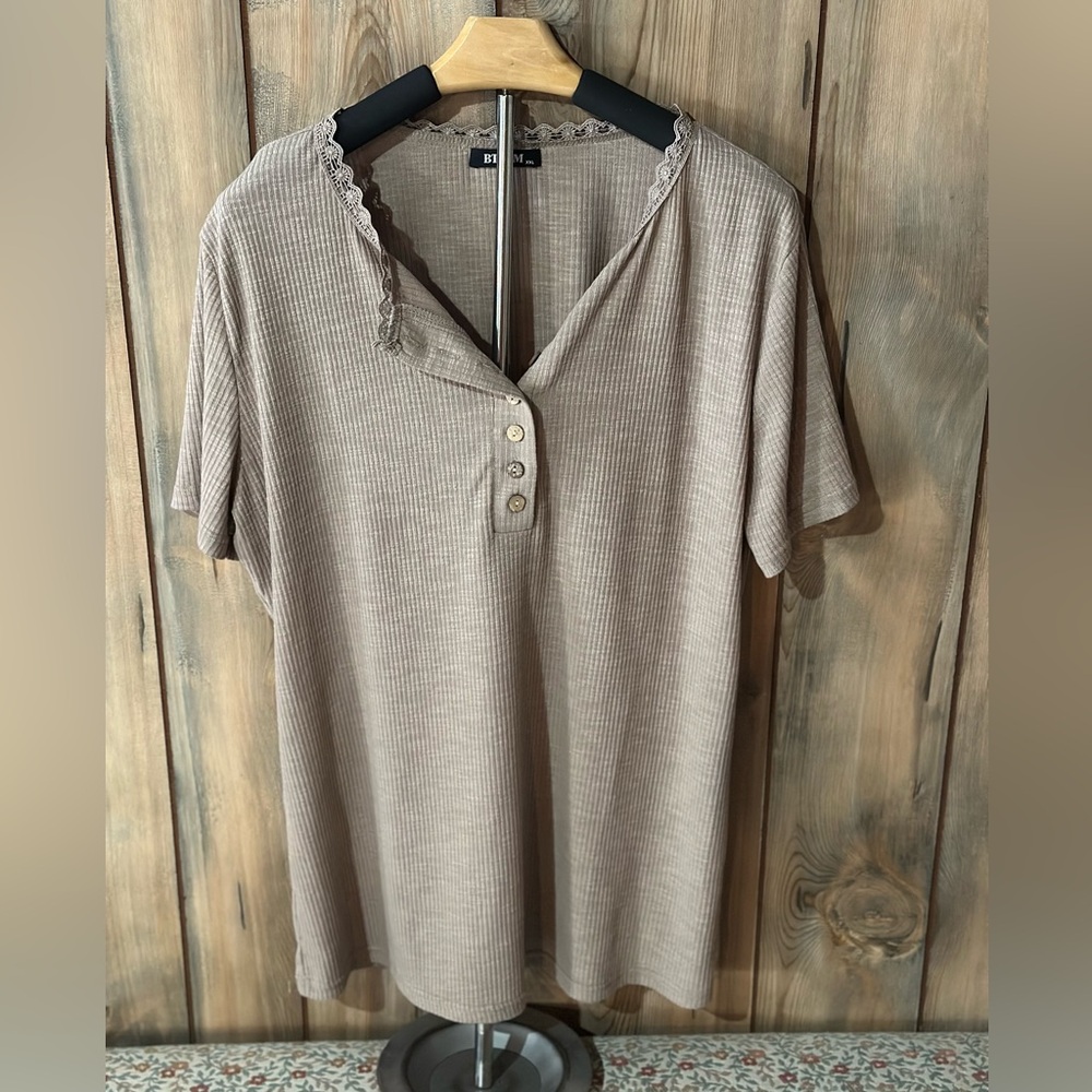 Amazon Women's Beige Ribbed Button-Down Top - Picture 3 of 9